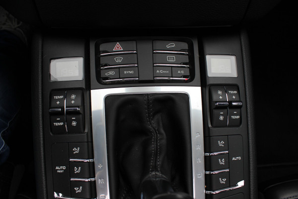 Porsche Macan 2.0 / Panoramadak / Camera / Luchtvering / Bose / 21'' / Sportchrono / Leder / Navigatie / Stoelverwarming / DAB / Cruise Control