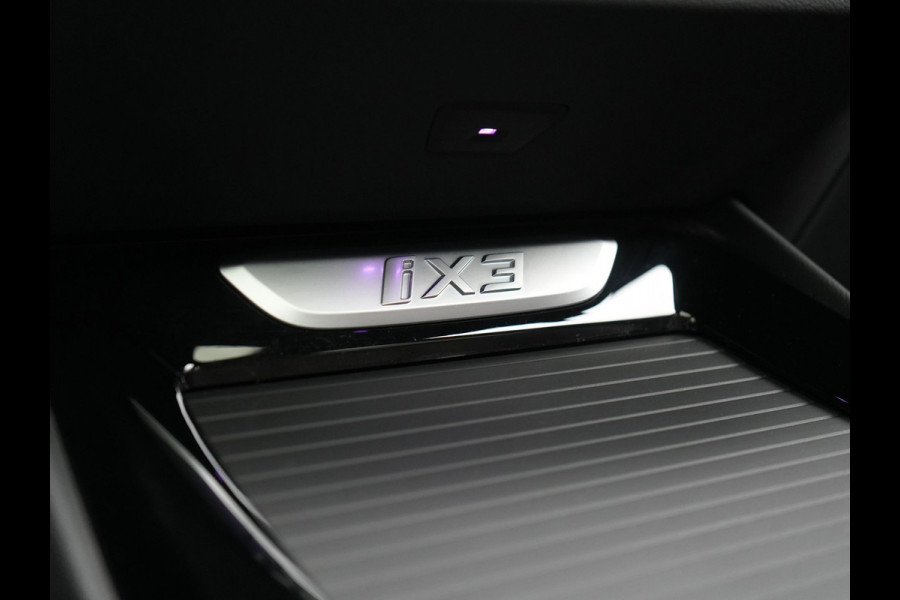 BMW iX3 M Sport 80 kWh 286pk Dealer O.H. | Trekhaak Af Fabriek | Panodak | Head Up | 360 Camera | Harman / Kardon | Lederen Sportstoelen Memory & Verwarmd | Keyless | Blis | Sfeerverlichting | 20"L.M | Adaptive LED |