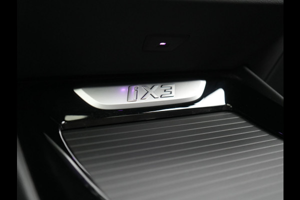 BMW iX3 M Sport 80 kWh 286pk Dealer O.H. | Trekhaak Af Fabriek | Panodak | Head Up | 360 Camera | Harman / Kardon | Lederen Sportstoelen Memory & Verwarmd | Keyless | Blis | Sfeerverlichting | 20"L.M | Adaptive LED |