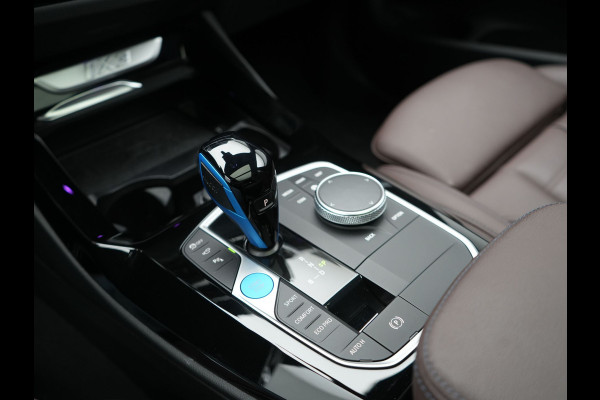 BMW iX3 M Sport 80 kWh 286pk Dealer O.H. | Trekhaak Af Fabriek | Panodak | Head Up | 360 Camera | Harman / Kardon | Lederen Sportstoelen Memory & Verwarmd | Keyless | Blis | Sfeerverlichting | 20"L.M | Adaptive LED |