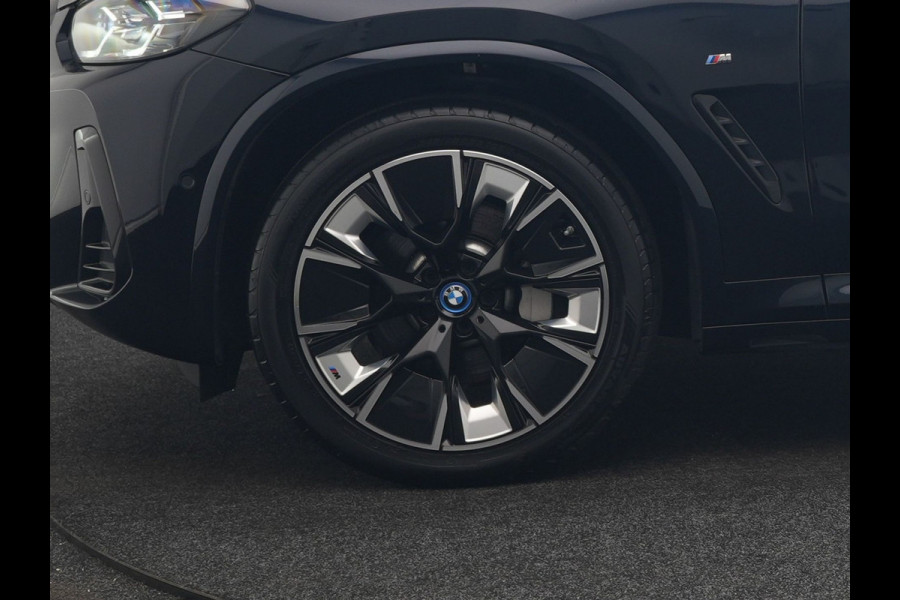 BMW iX3 M Sport 80 kWh 286pk Dealer O.H. | Trekhaak Af Fabriek | Panodak | Head Up | 360 Camera | Harman / Kardon | Lederen Sportstoelen Memory & Verwarmd | Keyless | Blis | Sfeerverlichting | 20"L.M | Adaptive LED |