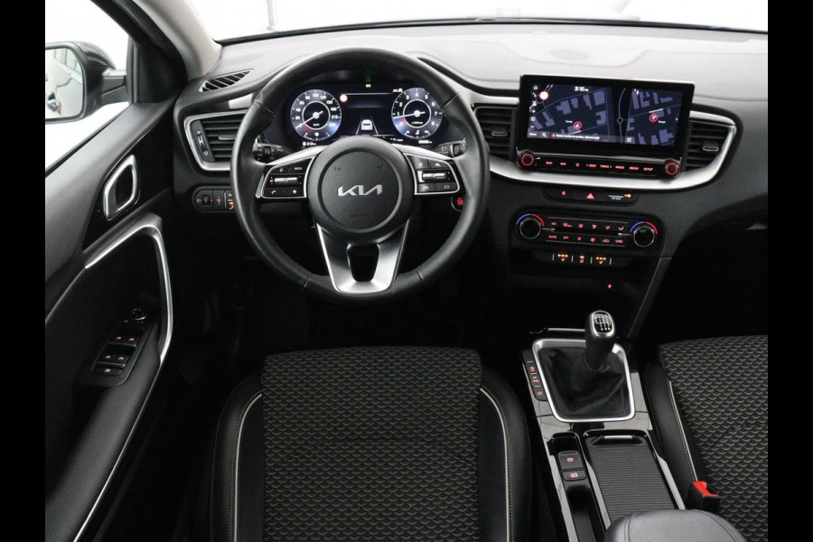 Kia Ceed 1.5 T-GDi DynamicPlusLine | Stoelverwarming | Adaptive cruise | Camera | Carplay | Half leder | Stuurverwarming | Navigatie | Full LED | Side Assist | Climate control | Parkeerhulp | Keyless | Elektrische klep