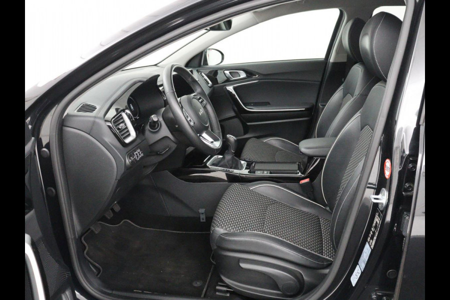 Kia Ceed 1.5 T-GDi DynamicPlusLine | Stoelverwarming | Adaptive cruise | Camera | Carplay | Half leder | Stuurverwarming | Navigatie | Full LED | Side Assist | Climate control | Parkeerhulp | Keyless | Elektrische klep