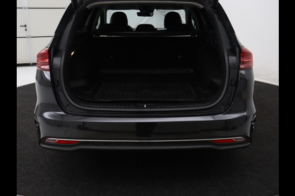 Kia Ceed 1.5 T-GDi DynamicPlusLine | Stoelverwarming | Adaptive cruise | Camera | Carplay | Half leder | Stuurverwarming | Navigatie | Full LED | Side Assist | Climate control | Parkeerhulp | Keyless | Elektrische klep