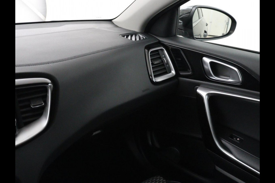 Kia Ceed 1.5 T-GDi DynamicPlusLine | Stoelverwarming | Adaptive cruise | Camera | Carplay | Half leder | Stuurverwarming | Navigatie | Full LED | Side Assist | Climate control | Parkeerhulp | Keyless | Elektrische klep