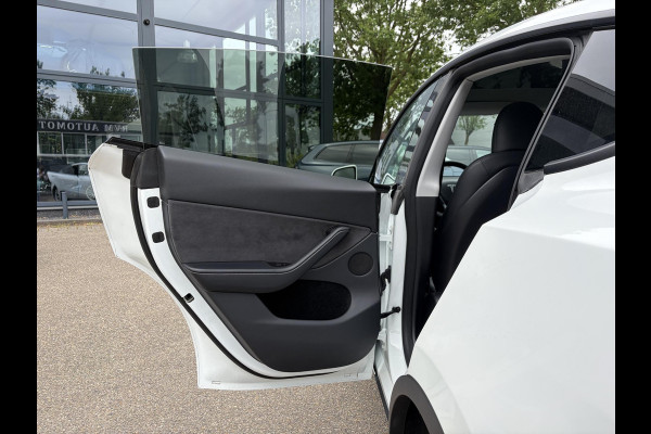 Tesla Model Y Long Range AWD 75 kWh SOH 92% | AFNEEMBARE TREKHAAK| ENHANCHED AUTOPILOT| RESTERENDE ALGEMENE FABRIEKSGARANTIE TESLA T/M 03-2028 OF 80.000KM| ACCU + AANDRIJFLIJN T/M 03-2032/ 192.000KM| RIJKLAAR GELEVERD