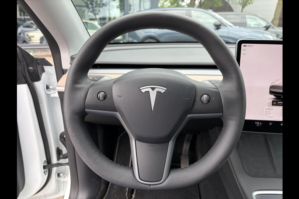 Tesla Model Y Long Range AWD 75 kWh SOH 92% | AFNEEMBARE TREKHAAK| ENHANCHED AUTOPILOT| RESTERENDE ALGEMENE FABRIEKSGARANTIE TESLA T/M 03-2028 OF 80.000KM| ACCU + AANDRIJFLIJN T/M 03-2032/ 192.000KM| RIJKLAAR GELEVERD