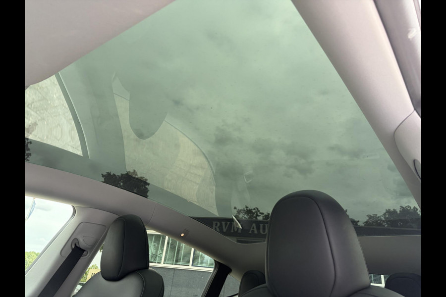 Tesla Model Y Long Range AWD 75 kWh SOH 92% | AFNEEMBARE TREKHAAK| ENHANCHED AUTOPILOT| RESTERENDE ALGEMENE FABRIEKSGARANTIE TESLA T/M 03-2028 OF 80.000KM| ACCU + AANDRIJFLIJN T/M 03-2032/ 192.000KM| RIJKLAAR GELEVERD