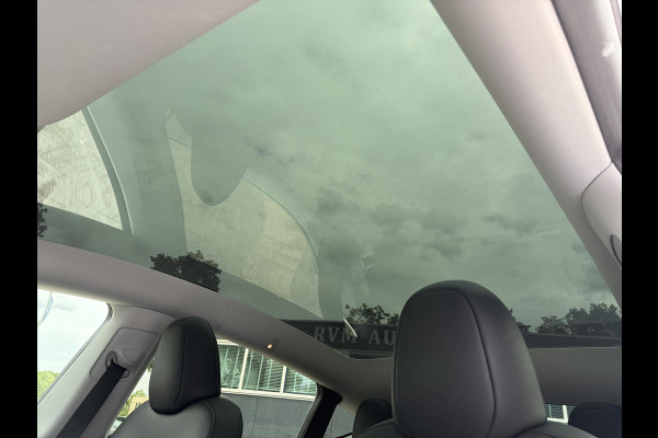 Tesla Model Y Long Range AWD 75 kWh SOH 92% | AFNEEMBARE TREKHAAK| ENHANCHED AUTOPILOT| RESTERENDE ALGEMENE FABRIEKSGARANTIE TESLA T/M 03-2028 OF 80.000KM| ACCU + AANDRIJFLIJN T/M 03-2032/ 192.000KM| RIJKLAAR GELEVERD
