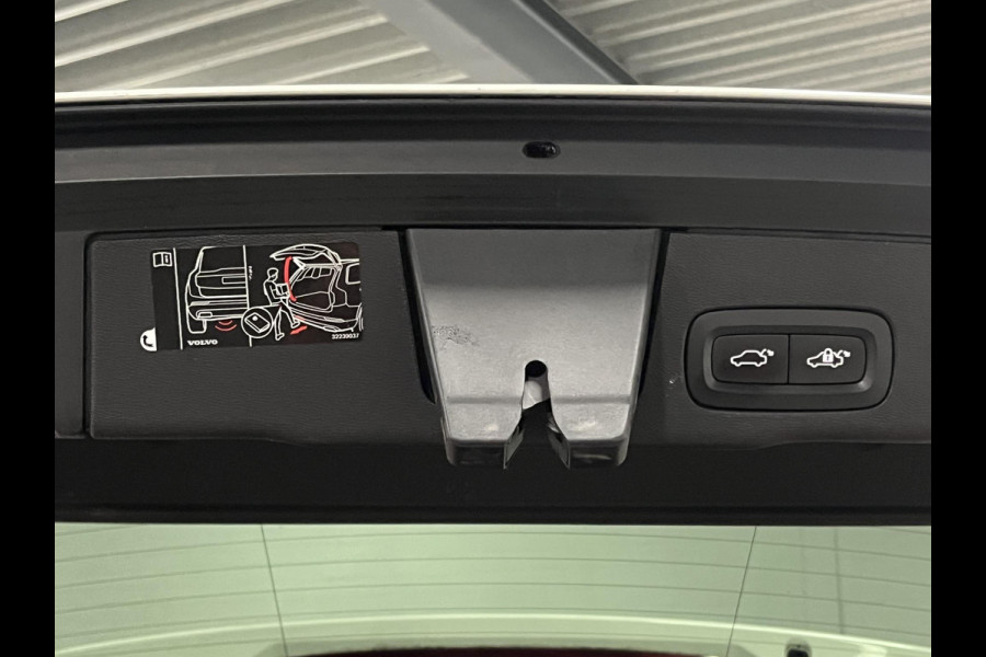 Volvo XC60 2.0 T5 R-Design Trekhaak | Cruise control | Keyless entry | Camera | Carplay | Lane assist | Climate control