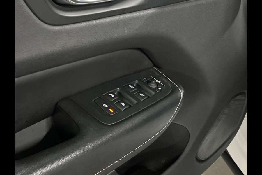 Volvo XC60 2.0 T5 R-Design Trekhaak | Cruise control | Keyless entry | Camera | Carplay | Lane assist | Climate control