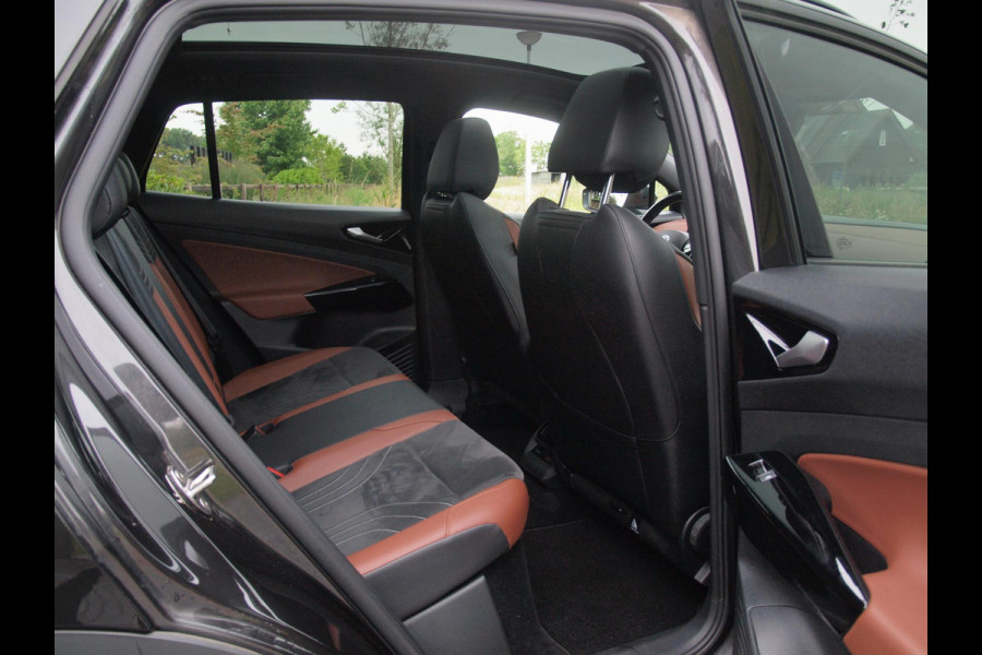 Volkswagen ID.4 Family 77 kWh | Panoramadak | Trekhaak | Sfeerverlichting | Camera | Apple Carplay |