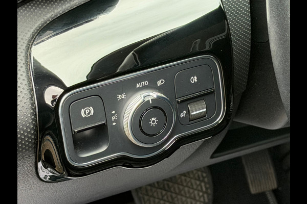 Mercedes-Benz A-Klasse 250 e Advantage 218 Pk | Navigatie | Cruise | Clima | Halfleder-Stof | 17" Lichtmrtaal.