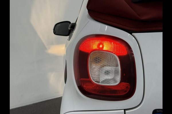 Smart Fortwo Cabrio EQ Comfort 18 kWh Automaat Navigatie Apple Carplay Android Auto Parkeersensoren Achter Climate Control Elektrisch Cabriodak DAB+