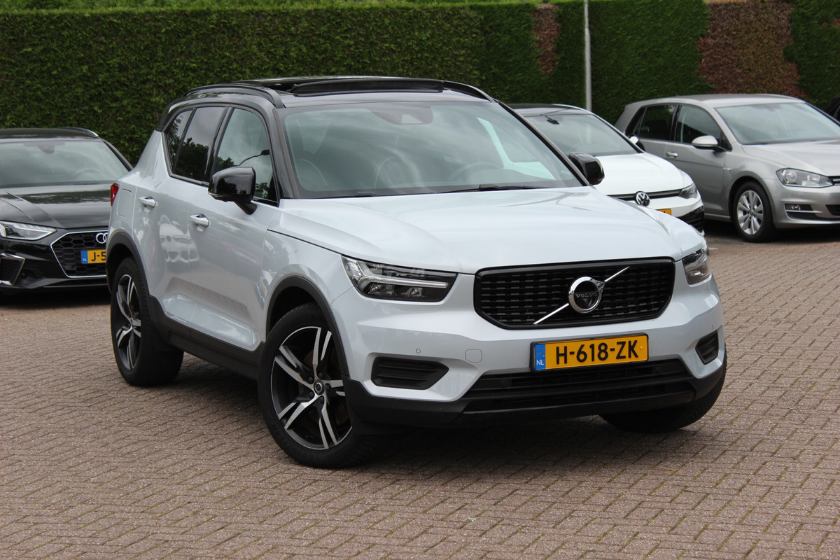 Volvo XC40 1.5 T5 Recharge R-Design 262pk / Full option! / Trekhaak / Panoramadak / 360Camera / Harman Kardon / 19'' / Stoel+Stuurverwarming / CarPlay / Dodehoek / DAB / Cruise Control