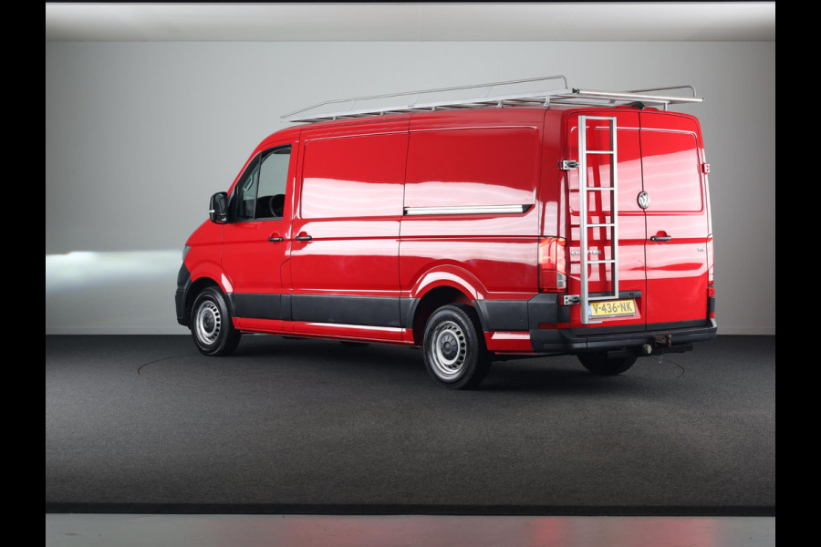 Volkswagen Crafter 35 2.0 TDI L3H2 Highline 140 PK | Trekhaak | Imperiaal | Parkeercamera | Leder | LED koplampen | Parkeer assist |