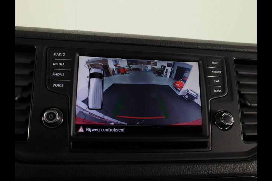 Volkswagen Crafter 35 2.0 TDI L3H2 Highline 140 PK | Trekhaak | Imperiaal | Parkeercamera | Leder | LED koplampen | Parkeer assist |