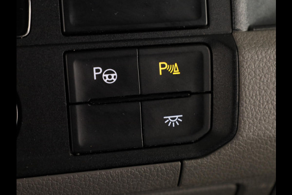 Volkswagen Crafter 35 2.0 TDI L3H2 Highline 140 PK | Trekhaak | Imperiaal | Parkeercamera | Leder | LED koplampen | Parkeer assist |