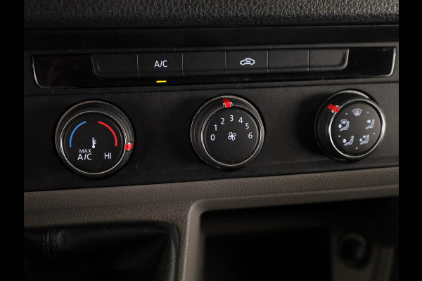 Volkswagen Crafter 35 2.0 TDI L3H2 Highline 140 PK | Trekhaak | Imperiaal | Parkeercamera | Leder | LED koplampen | Parkeer assist |