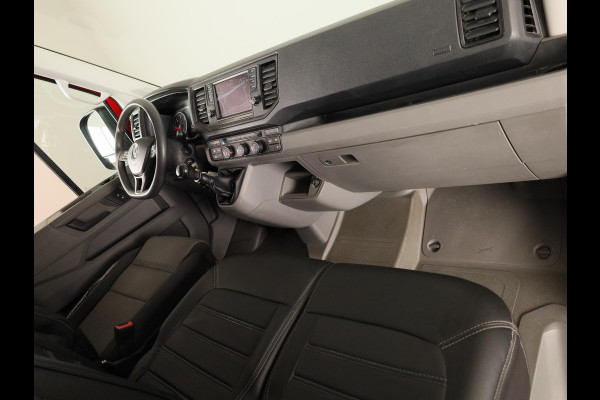 Volkswagen Crafter 35 2.0 TDI L3H2 Highline 140 PK | Trekhaak | Imperiaal | Parkeercamera | Leder | LED koplampen | Parkeer assist |