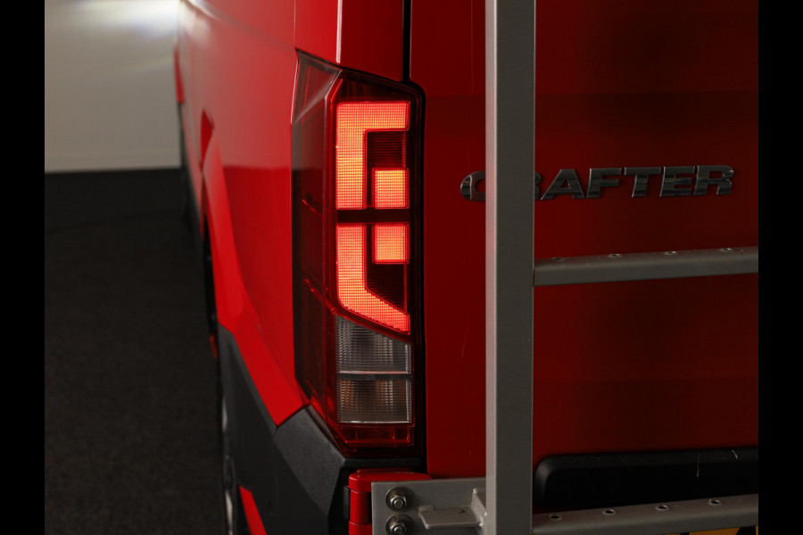 Volkswagen Crafter 35 2.0 TDI L3H2 Highline 140 PK | Trekhaak | Imperiaal | Parkeercamera | Leder | LED koplampen | Parkeer assist |