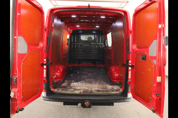 Volkswagen Crafter 35 2.0 TDI L3H2 Highline 140 PK | Trekhaak | Imperiaal | Parkeercamera | Leder | LED koplampen | Parkeer assist |