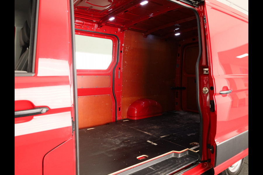 Volkswagen Crafter 35 2.0 TDI L3H2 Highline 140 PK | Trekhaak | Imperiaal | Parkeercamera | Leder | LED koplampen | Parkeer assist |