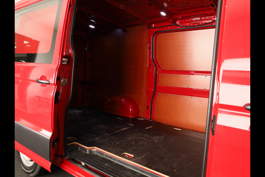 Volkswagen Crafter 35 2.0 TDI L3H2 Highline 140 PK | Trekhaak | Imperiaal | Parkeercamera | Leder | LED koplampen | Parkeer assist |