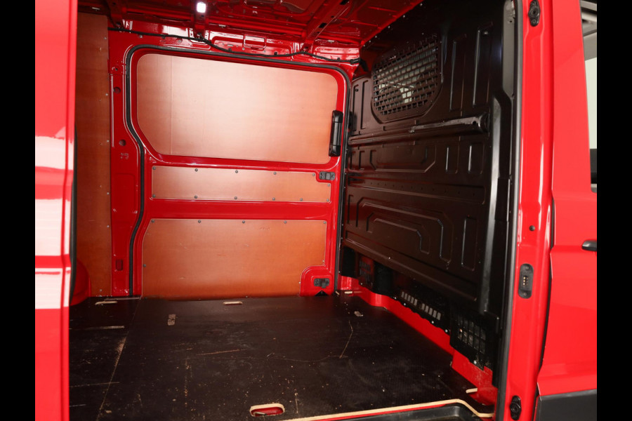 Volkswagen Crafter 35 2.0 TDI L3H2 Highline 140 PK | Trekhaak | Imperiaal | Parkeercamera | Leder | LED koplampen | Parkeer assist |