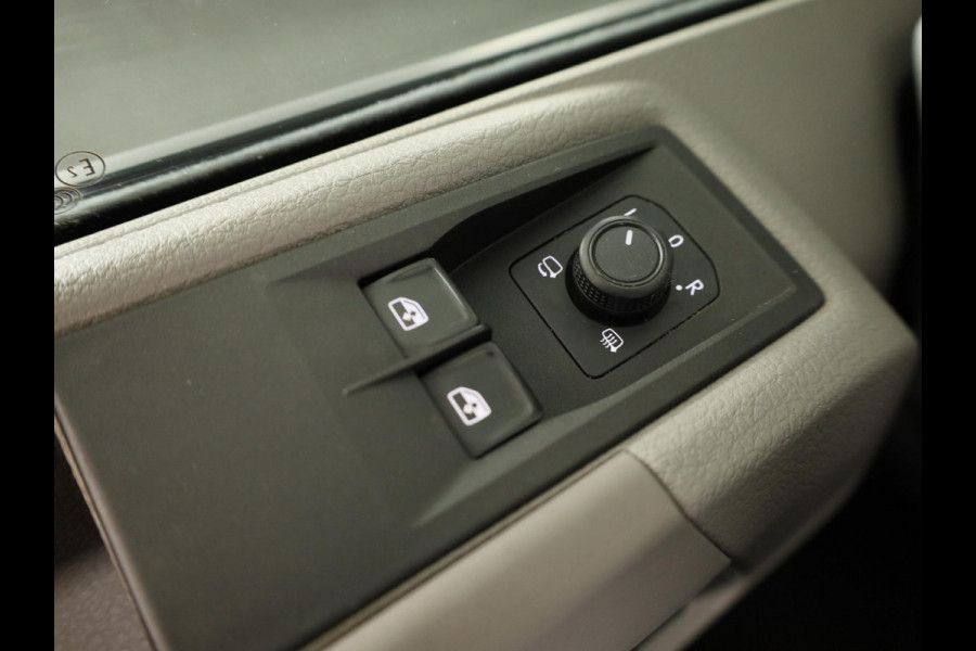 Volkswagen Crafter 35 2.0 TDI L3H2 Highline 140 PK | Trekhaak | Imperiaal | Parkeercamera | Leder | LED koplampen | Parkeer assist |