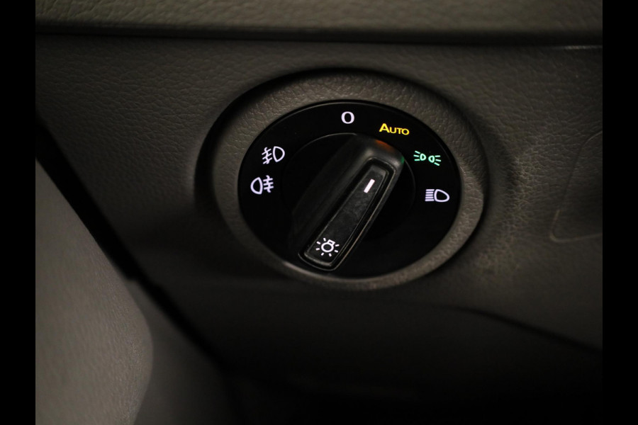 Volkswagen Crafter 35 2.0 TDI L3H2 Highline 140 PK | Trekhaak | Imperiaal | Parkeercamera | Leder | LED koplampen | Parkeer assist |