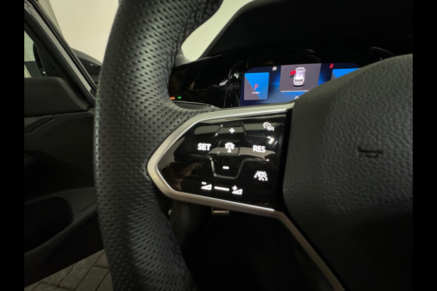Volkswagen Golf 1.5 eTSI R-Line Pano|Keyless|Camera|IQ|Sfeer
