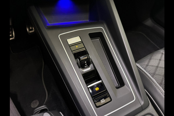 Volkswagen Golf 1.5 eTSI R-Line Pano|Keyless|Camera|IQ|Sfeer
