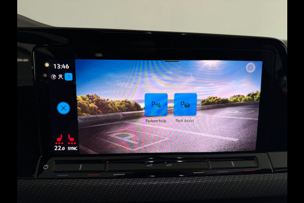 Volkswagen Golf 1.5 eTSI R-Line Pano|Keyless|Camera|IQ|Sfeer