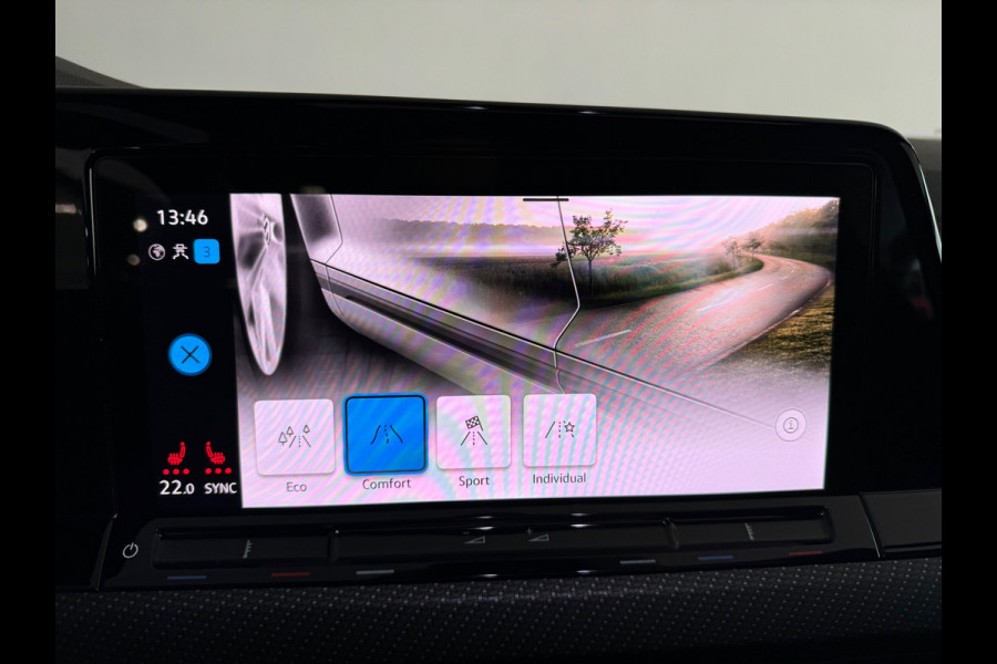 Volkswagen Golf 1.5 eTSI R-Line Pano|Keyless|Camera|IQ|Sfeer
