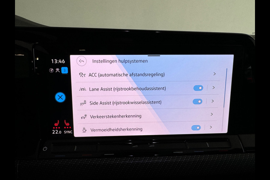 Volkswagen Golf 1.5 eTSI R-Line Pano|Keyless|Camera|IQ|Sfeer