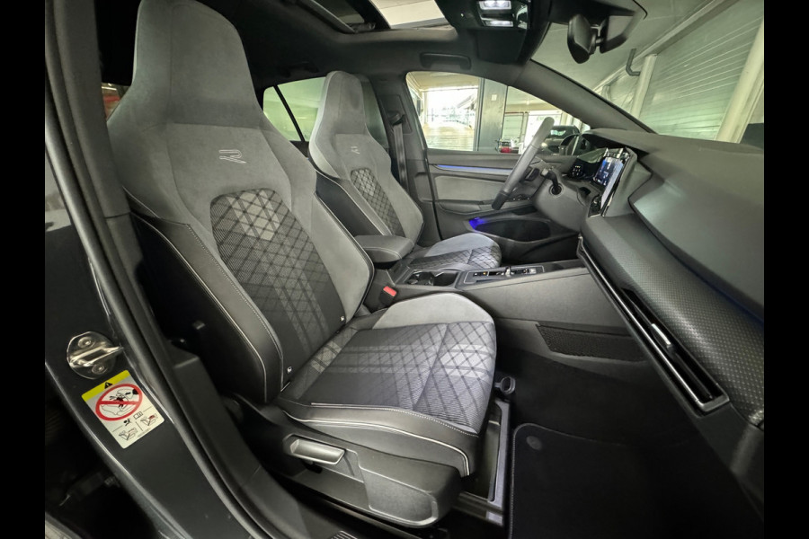 Volkswagen Golf 1.5 eTSI R-Line Pano|Keyless|Camera|IQ|Sfeer