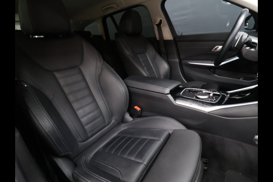 BMW 3 Serie Touring 320e FACELIFT SOH 94% [TREKHAAK UITKLAPBAAR, SOH: 94%, APPLE CARPLAY, ELEKTRISCH VERSTELBARE STOELEN, CAMERA, PDC V+A, VOL LEDER, LED, CRUISE CONTROL, NIEUWSTAAT]