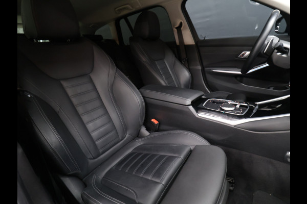 BMW 3 Serie Touring 320e FACELIFT SOH 94% [TREKHAAK UITKLAPBAAR, SOH: 94%, APPLE CARPLAY, ELEKTRISCH VERSTELBARE STOELEN, CAMERA, PDC V+A, VOL LEDER, LED, CRUISE CONTROL, NIEUWSTAAT]
