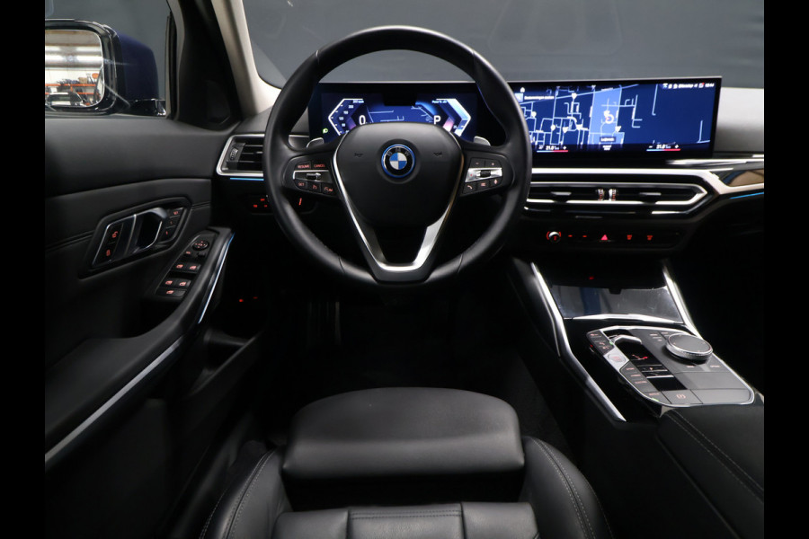 BMW 3 Serie Touring 320e FACELIFT SOH 94% [TREKHAAK UITKLAPBAAR, SOH: 94%, APPLE CARPLAY, ELEKTRISCH VERSTELBARE STOELEN, CAMERA, PDC V+A, VOL LEDER, LED, CRUISE CONTROL, NIEUWSTAAT]