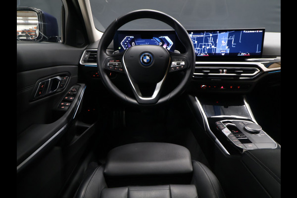 BMW 3 Serie Touring 320e FACELIFT SOH 94% [TREKHAAK UITKLAPBAAR, SOH: 94%, APPLE CARPLAY, ELEKTRISCH VERSTELBARE STOELEN, CAMERA, PDC V+A, VOL LEDER, LED, CRUISE CONTROL, NIEUWSTAAT]