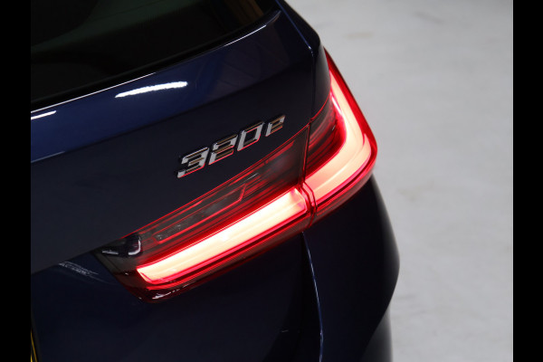 BMW 3 Serie Touring 320e FACELIFT SOH 94% [TREKHAAK UITKLAPBAAR, SOH: 94%, APPLE CARPLAY, ELEKTRISCH VERSTELBARE STOELEN, CAMERA, PDC V+A, VOL LEDER, LED, CRUISE CONTROL, NIEUWSTAAT]