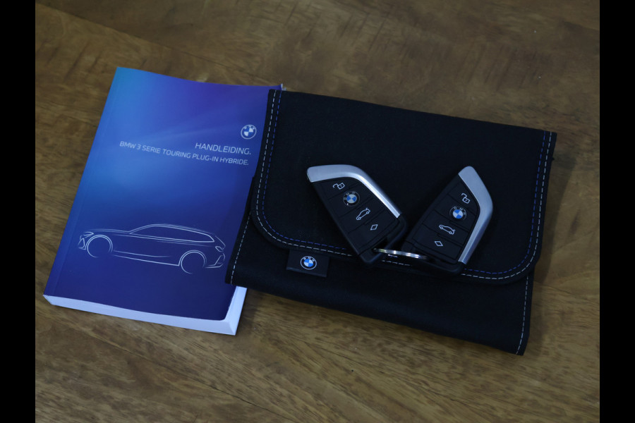 BMW 3 Serie Touring 320e FACELIFT SOH 94% [TREKHAAK UITKLAPBAAR, SOH: 94%, APPLE CARPLAY, ELEKTRISCH VERSTELBARE STOELEN, CAMERA, PDC V+A, VOL LEDER, LED, CRUISE CONTROL, NIEUWSTAAT]