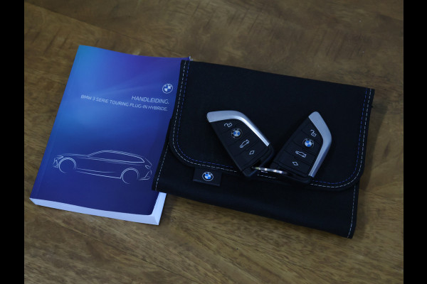 BMW 3 Serie Touring 320e FACELIFT SOH 94% [TREKHAAK UITKLAPBAAR, SOH: 94%, APPLE CARPLAY, ELEKTRISCH VERSTELBARE STOELEN, CAMERA, PDC V+A, VOL LEDER, LED, CRUISE CONTROL, NIEUWSTAAT]
