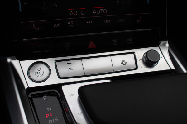 Audi e-tron e-tron 50 quattro Launch ed. 71 kWh 3x S-Line / Trekhaak / Panoramadak / Camera / 20'' / Luchtvering / ACC / Navigatie / Stoelverwarming / DAB