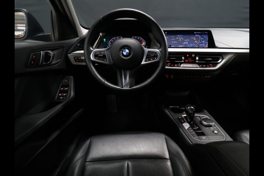 BMW 1-serie 118i M Sport [M STUUR, APPLE CARPLAY, STOELVERWARMING, VOL LEDER, ANDROID, DIGITAL DASH, LED, CRUISE CONTROL, CLIMATE CONTROL, NIEUWSTAAT]