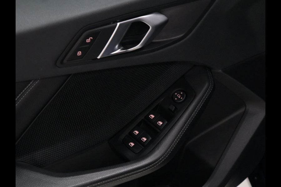 BMW 1-serie 118i M Sport [M STUUR, APPLE CARPLAY, STOELVERWARMING, VOL LEDER, ANDROID, DIGITAL DASH, LED, CRUISE CONTROL, CLIMATE CONTROL, NIEUWSTAAT]