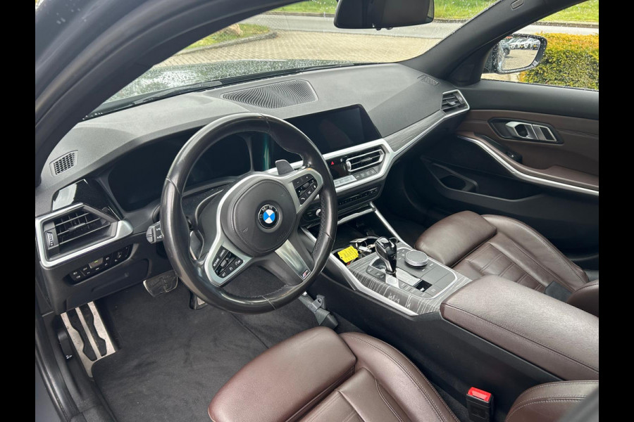 BMW 3 Serie Touring 330i High Exe. M Sport / Panoramadak / Camera / Leder / CarPlay / 19'' / Sportstoelen / Stoelverwarming / DAB / Cruise Control / Getint glas