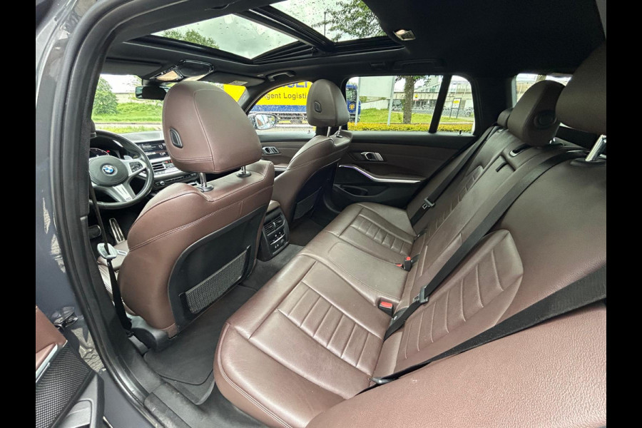 BMW 3 Serie Touring 330i High Exe. M Sport / Panoramadak / Camera / Leder / CarPlay / 19'' / Sportstoelen / Stoelverwarming / DAB / Cruise Control / Getint glas