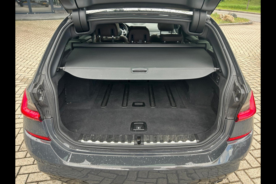 BMW 3 Serie Touring 330i High Exe. M Sport / Panoramadak / Camera / Leder / CarPlay / 19'' / Sportstoelen / Stoelverwarming / DAB / Cruise Control / Getint glas